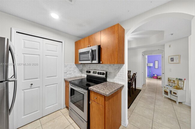 Foto del edificio - 6670 NW 114th Ave