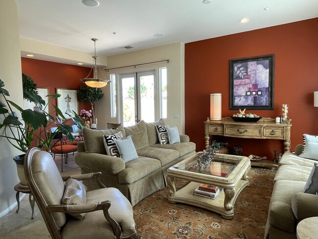 Amplia sala de estar con 2 sofás grandes - 18 Vista Mirage Way