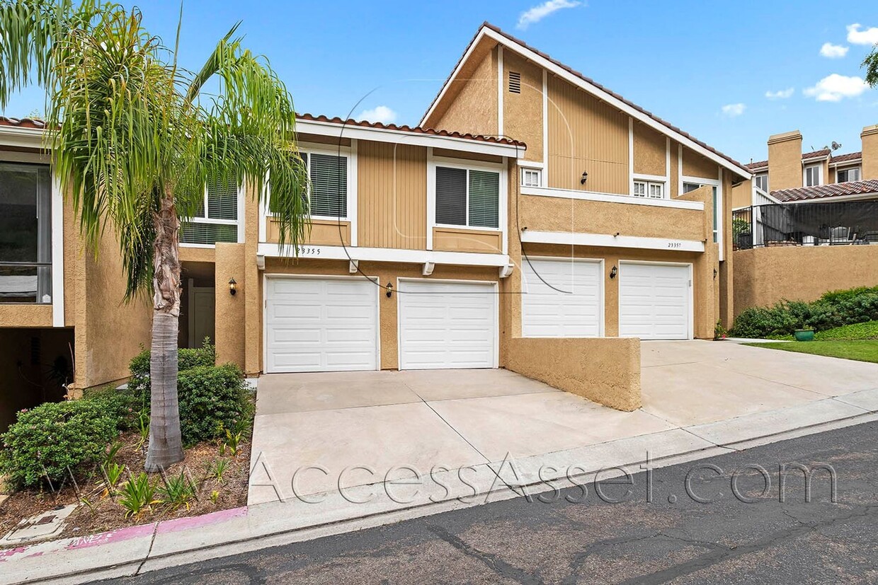 Primary Photo - Stunning 3 Bed/2.5 Bath Home In Desirable ...