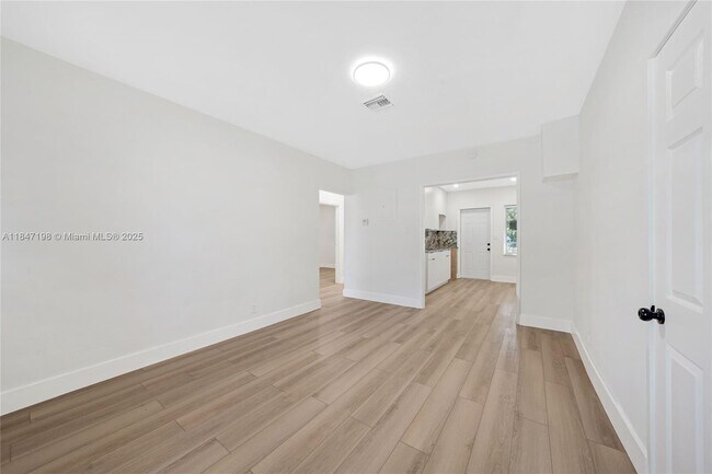 Foto del edificio - 1021 NW 7th Ave