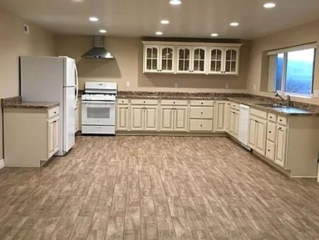 Building Photo - 2 Bedroom Walk out Basement Apartment