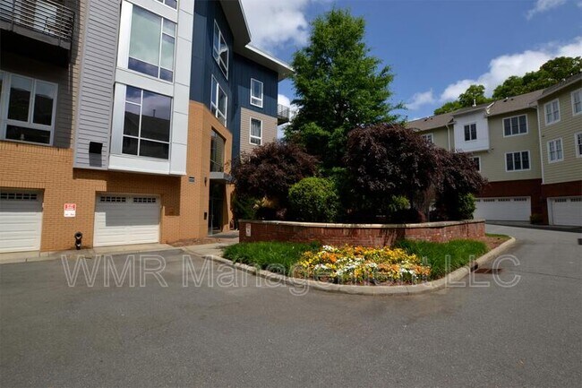 Building Photo - 2200 Lyndhurst Ave