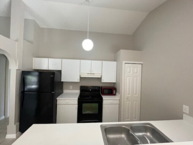 Foto del edificio - 3 Bed, 2 Bath, ALL Tile Floors, Garage!