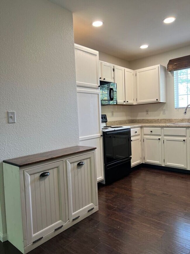Building Photo - Beautifully Updated 3bd, 2bath Home In Lov...