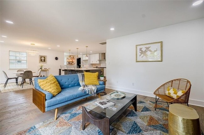 Building Photo - 2749 Memorial Dr SE