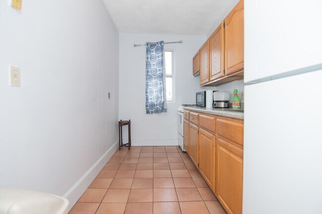 Building Photo - Spacious Budget-Friendly Apt near T with t...