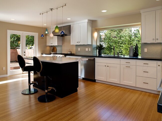 Building Photo - 8223 Overlake Dr W