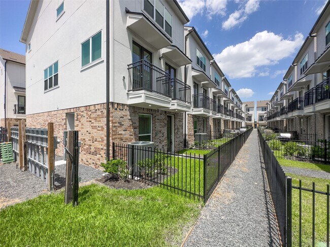 Foto del edificio - 1276 N Post Oak Rd