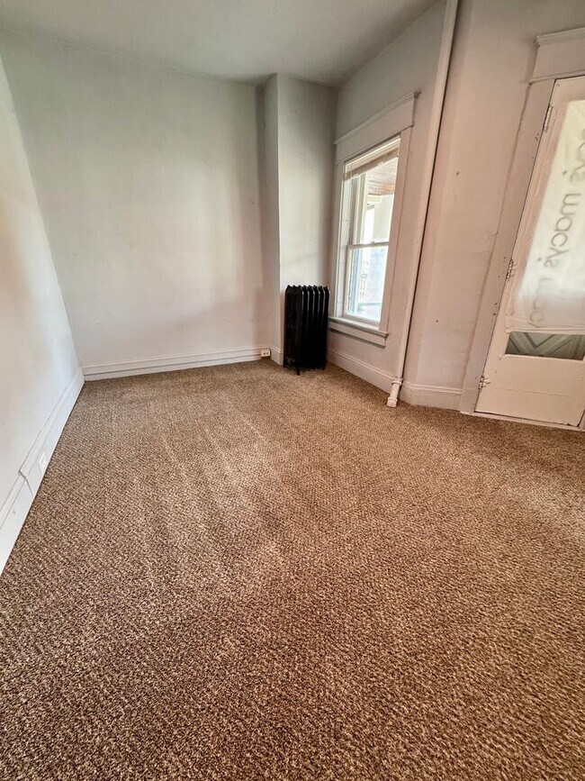 Building Photo - Renovated 3 bed, 1 bath available in Scranton
