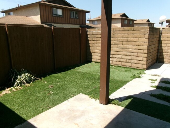 Building Photo - Clean and Ready - 3 bedrooms, 1 3/4 Bathrooms with back yard area.