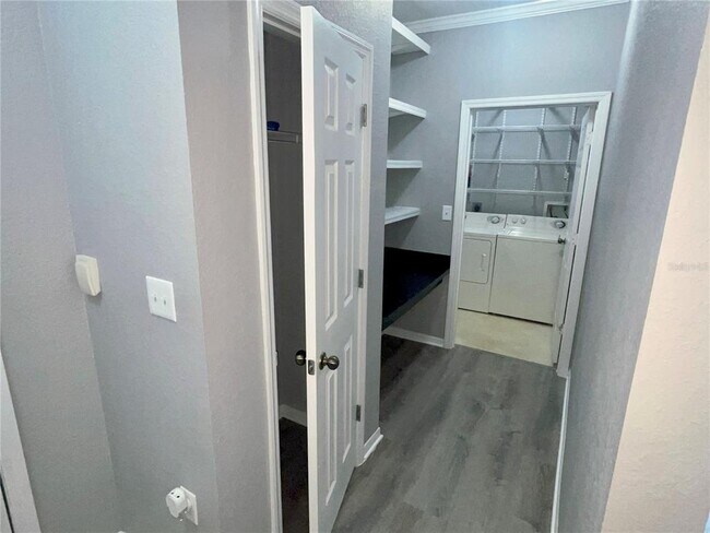 Foto del edificio - 10105 Courtney Oaks Cir