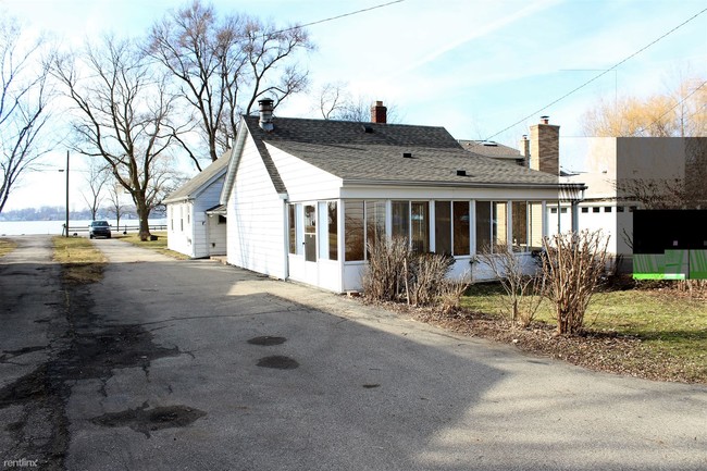 Building Photo - 3 br, 1.5 bath House - 1133 E Lake Dr