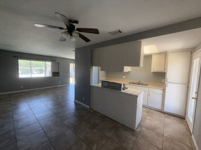 Foto del edificio - 13340 Navajo Rd