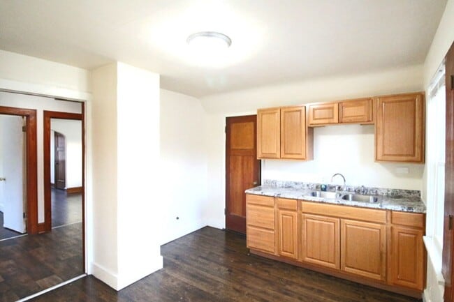 Building Photo - COMING SOON!! SPACIOUS 1 Bedroom Upper Uni...