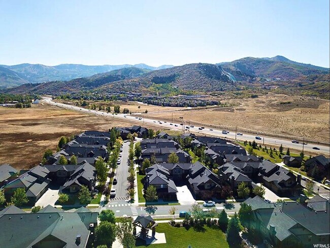 Building Photo - 6010 N Fox Pointe Cir