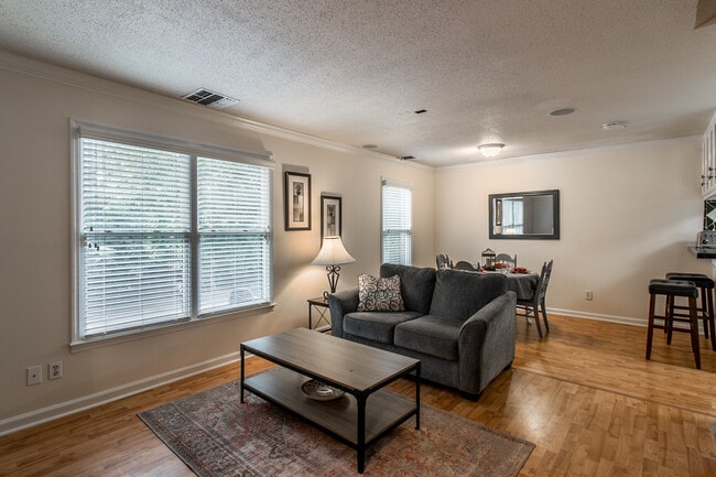 Building Photo - 3016 Live Oak Ln SW