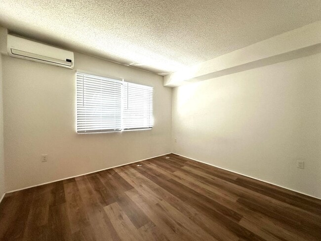 Building Photo - 2 Bedroom, 1.5 Bathroom with 2 Parking (801 South St, Bldg A)