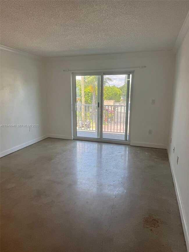 Foto del edificio - 7830 Dickens Ave