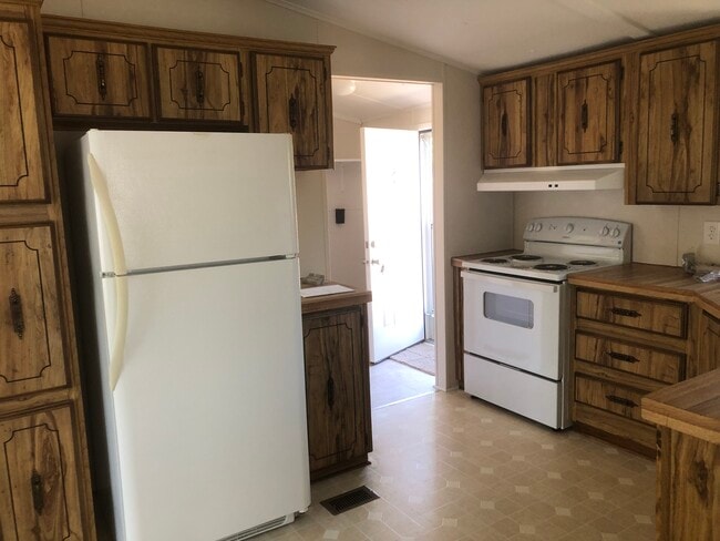 Kitchen - 7164 Cornwallis Rd