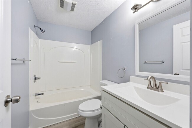 Foto del edificio - 8 Maple Crest Cir