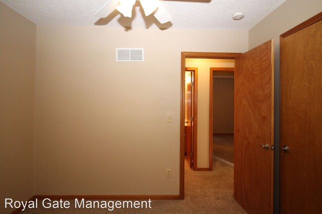 Building Photo - 5807 Meadow Heights Dr