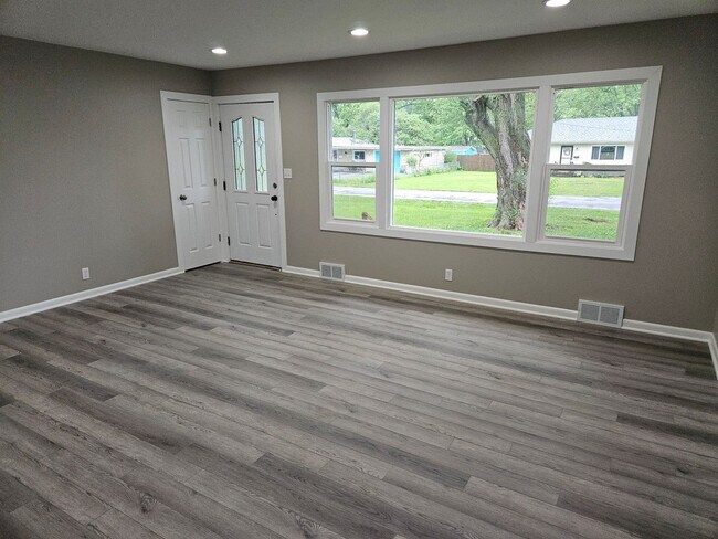 Building Photo - 3 bedroom / 2 Bath - Available Soon!