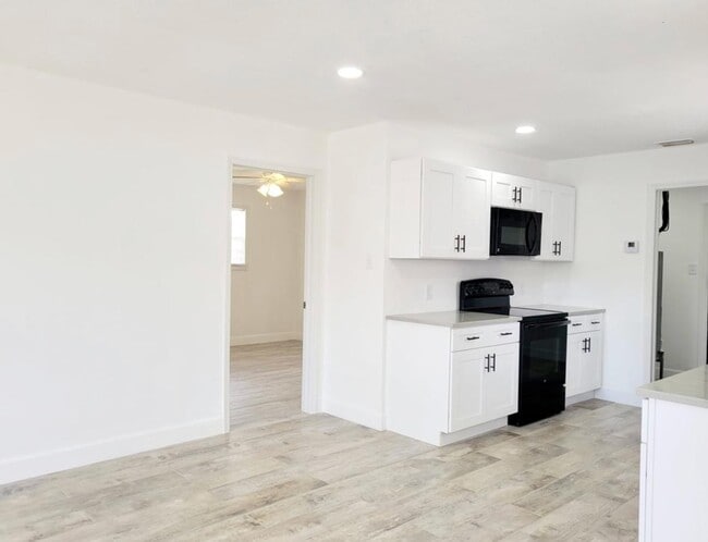 Building Photo - 9765 Montana Ct