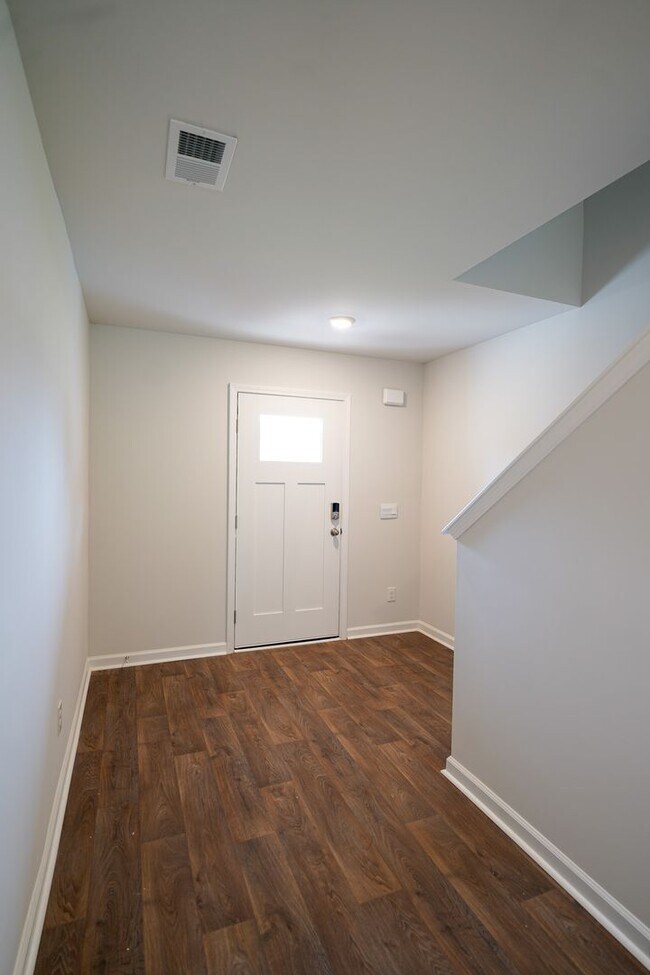 Foto del edificio - Available Now!