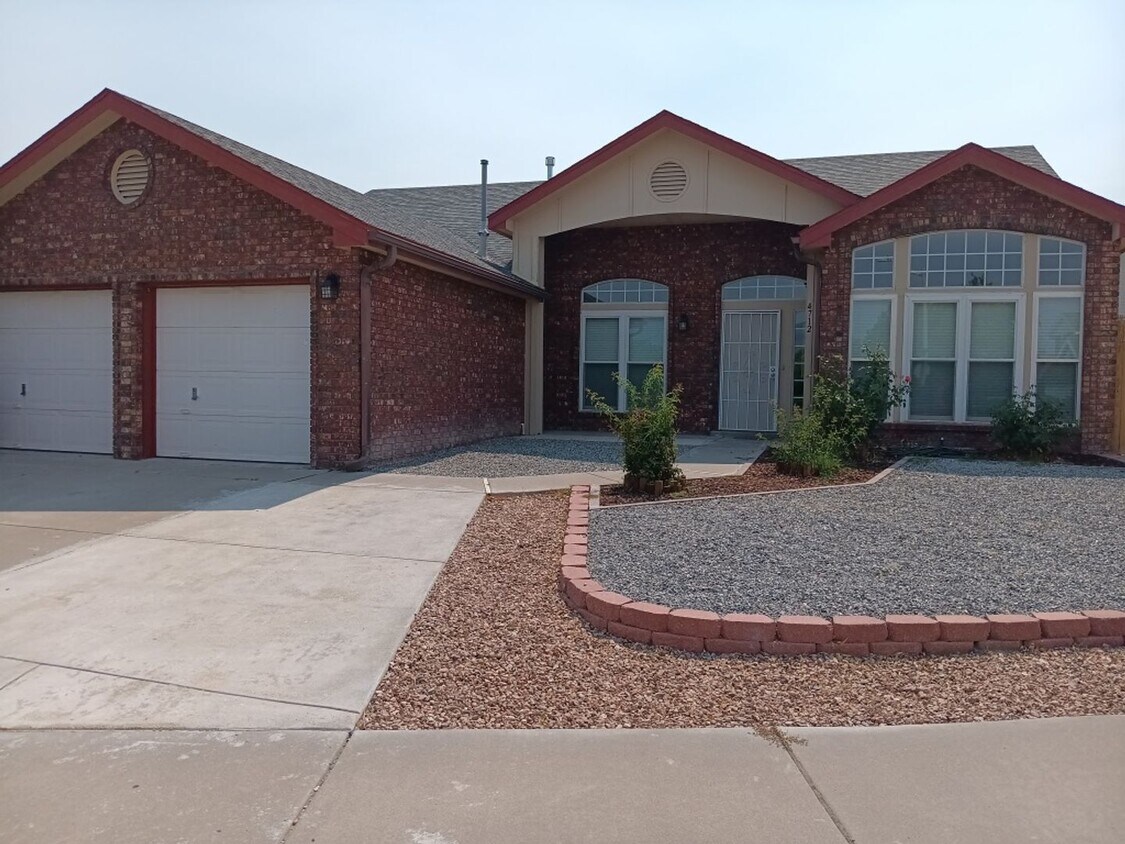 Foto principal - Spacious 4-bedroom, 2-bathroom home! Comin...