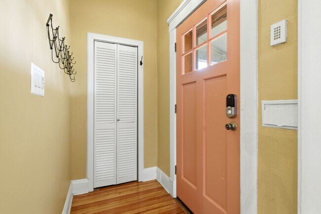 Foto del edificio - Charming Historic Home in Mayfair Neighborhood