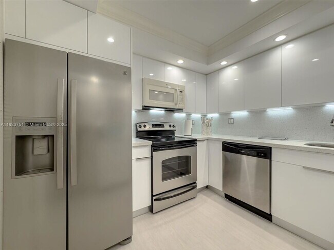 Building Photo - 250 NE 181st St