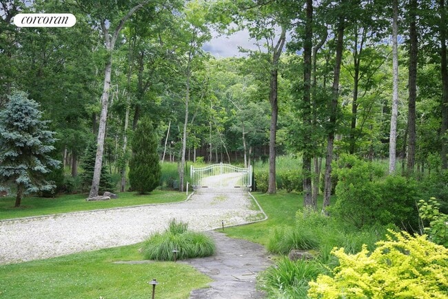 Building Photo - 39 Fresh Pond Rd