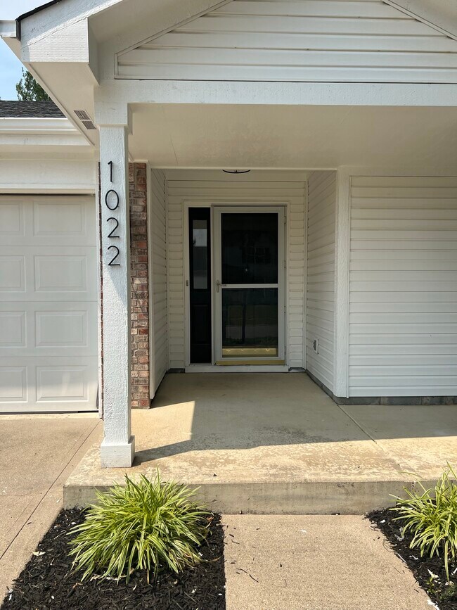 Building Photo - 1022 Mosswood Cir