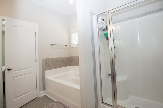 Foto del edificio - "Spacious 4-Bedroom Home with 2.5 Baths in...