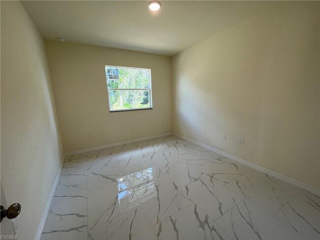 Foto del edificio - 3Bd / 2Ba Duplex with GARAGE