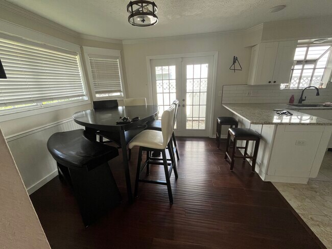 Comedor/Bar con zona para comer - 3601 W Santiago St