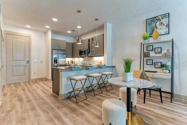 Building Photo - 1400 Royal Crest Dr