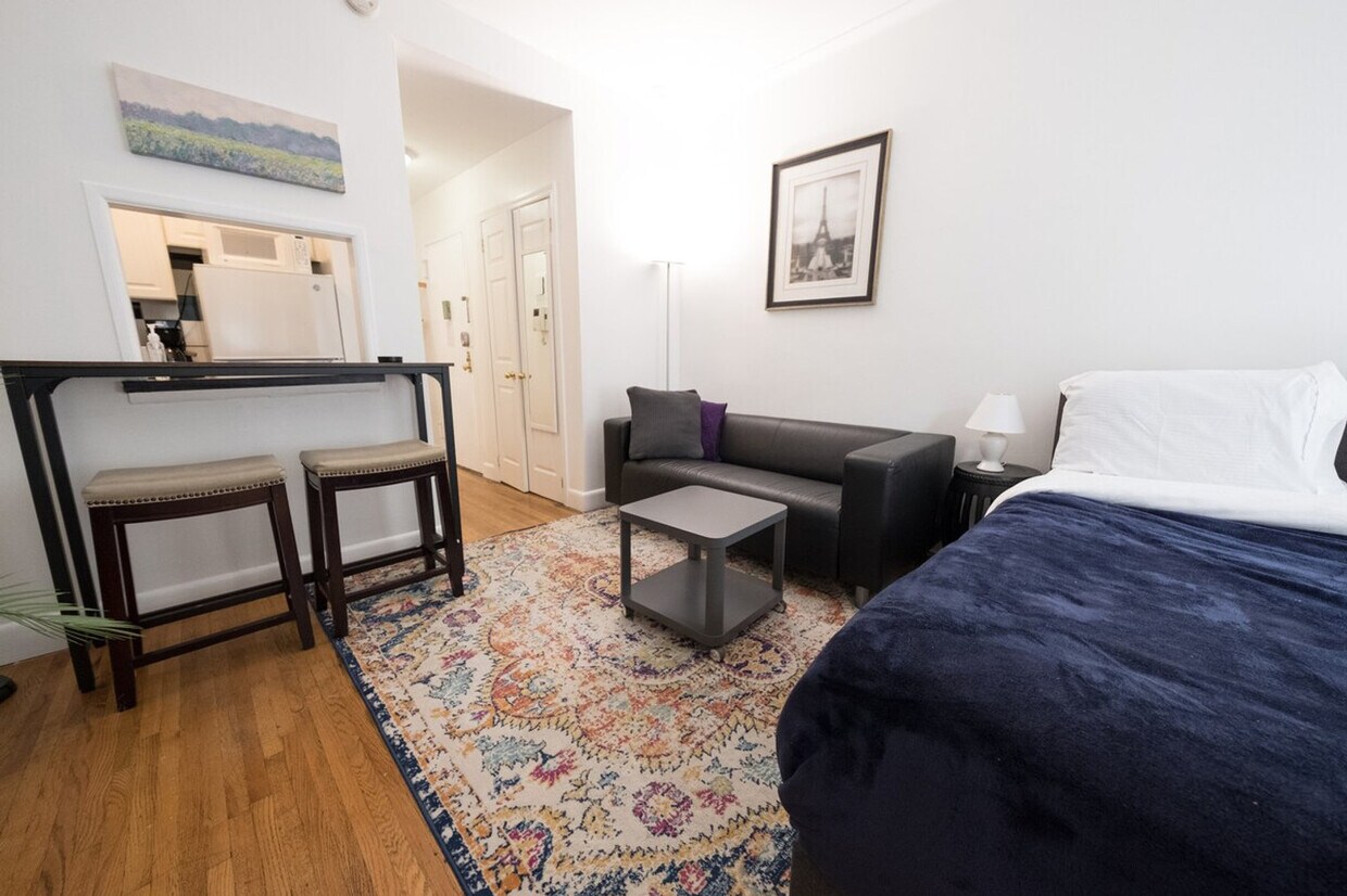 Foto principal - 328 E 74th St