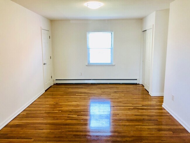 Building Photo - 12 Soundview Ln