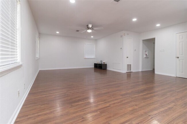 Foto del edificio - 10139 Elmhurst St