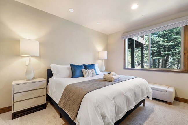 Building Photo - Beautiful new fully furnished Four Bedroom...