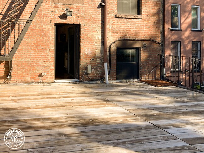 Building Photo - 604 Monroe St