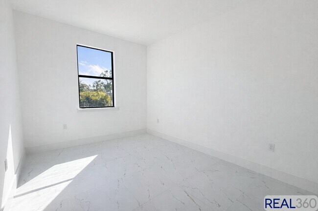 Foto del edificio - 828-830 Holmes Ave