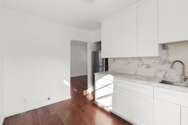 Building Photo - This spacious studio apartment located in the popular Los Feliz neighborhood of Los Angeles is no...