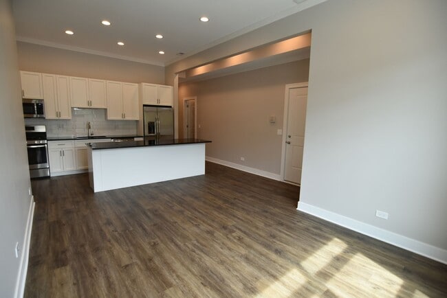 Building Photo - 3212 N Halsted St