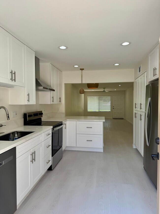 Building Photo - 47965 Oasis Ct
