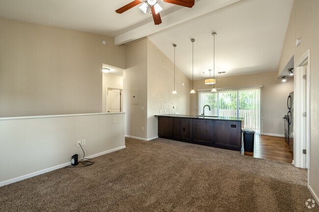 3HAB, 2BA - 1,253 ft² - Sala de estar - SunSTONE at MarketPlace Apartments