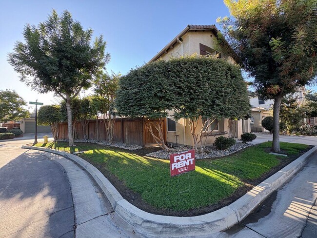 Foto del edificio - Two Story Corner lot home available now in...