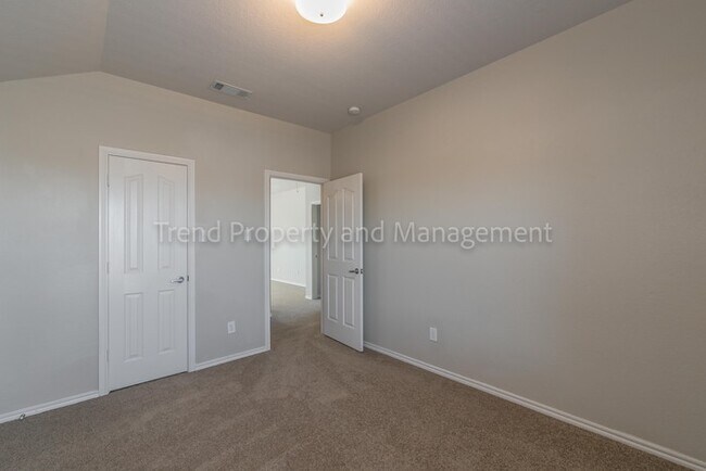 Building Photo - Excellent 3 bedroom 2.5 bath ***Move in sp...