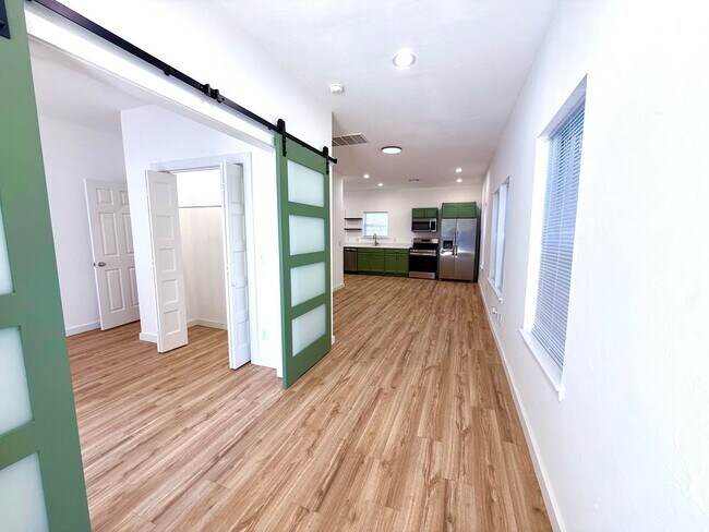 Foto del edificio - Completely Remodeled 1BD 1BA Duplex Locate...